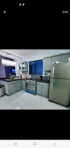 松索纳特Marhabibi's home的一间带冰箱和炉灶的大厨房