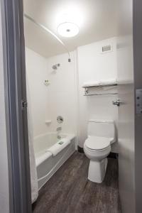 大急流城格兰德拉匹兹市中心假日酒店的白色的浴室设有卫生间和浴缸。