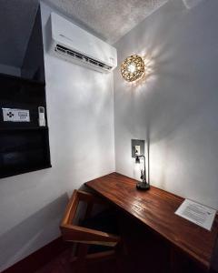 马祖特Casa AVA的客房配有书桌和风扇。