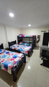 巴兰基亚Hotel Barranquilla Inn的一间房间,有三张床