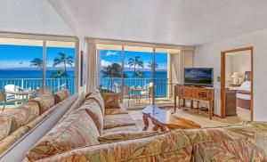 卡哈纳Stunning 1 Bedroom with Ocean and Island Views ~ Sleeps 4 ~ Royal Kahana 514的客厅配有大沙发和电视