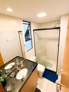 伊波茹卡Muro Alto-Porto de Galinhas Flat Makia 104D的一间带水槽、淋浴和卫生间的浴室