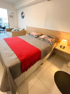 伊波茹卡Muro Alto-Porto de Galinhas Flat Makia 104D的一间卧室配有一张带红色毯子的大床