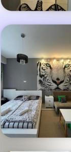 古多里White Tiger in New Gudauri II的墙上画着两只老虎的房间