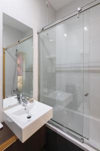 波尔图Guest House Douro的一间带水槽和淋浴的浴室
