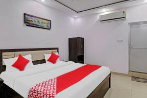 Collection O Hotel Prime A-One Inn Near Chaudhary Charan Singh International Airport客房内的一张或多张床位