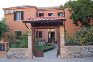 圣欧费米亚拉默齐亚拉马托博尔戈住宿加早餐旅馆的砖砌房屋的入口