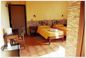 圣欧费米亚拉默齐亚拉马托博尔戈住宿加早餐旅馆的配有一张床和一张桌子及椅子的房间