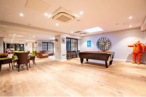 Cosy 2 Bed Apartment, East Croydon内的一张台球桌