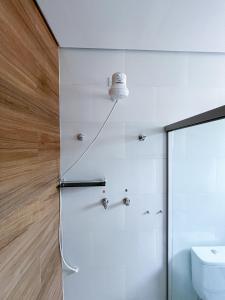 Lebrinhos hotel的带淋浴的浴室和玻璃门