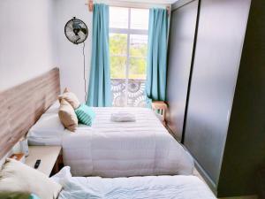 瓦哈卡市Aqua Suites的带窗户的客房内的两张床