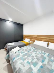 瓦哈卡市Aqua Suites的一间客房内配有两张床的房间