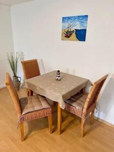 岑平Ferienwohnung Flunder的餐桌、椅子和小船照片