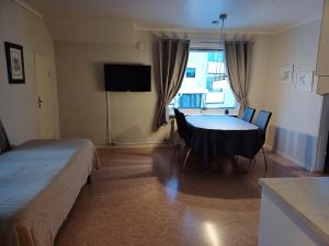 基律纳Kiruna accommodation Gustaf wikmansgatan 6b (6 pers appartment)的配有桌椅和电视的客房
