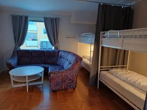 基律纳Kiruna accommodation Gustaf wikmansgatan 6b (6 pers appartment)的客厅配有沙发和两张双层床。