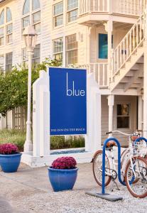 纽伯里波特海滩蓝色宾馆的建筑前的蓝色标志