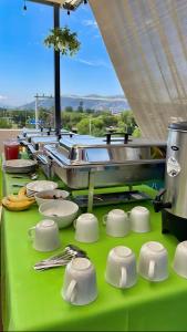 瓦哈卡市Aqua Suites的一张带盘子和餐具的绿桌