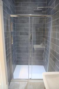 WeetonBridge House Farm的浴室里设有玻璃门淋浴