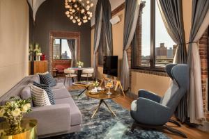 纽约NH Collection New York Madison Avenue的客厅配有沙发和桌子