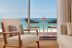 维拉摩拉维拉摩拉码头宏福酒店的一间带椅子和桌子的房间,享有海景