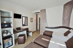 佛罗伦萨卢克索佛罗伦萨酒店的酒店客房,配有床和电视