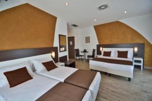 佛罗伦萨卢克索佛罗伦萨酒店的酒店客房设有两张床和一张桌子。