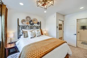克雷格Stellar Craig Apartment - Walk to Restaurants!的一间卧室配有一张大床和一个吊灯。