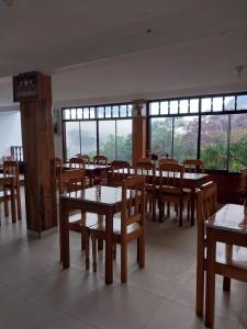 ValeraMonte Gocta的用餐室设有桌椅和窗户。