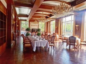 长春南湖宾馆清月别墅度假公寓的一间带长桌和椅子的用餐室