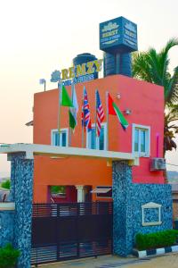 AroRemzy Hotel & Suites, Olomore的一面有旗帜的建筑
