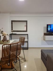 圣米格尔·德·图库玛Departamento completo 1D en Barrio Sur con cochera privada的客厅配有桌椅和沙发