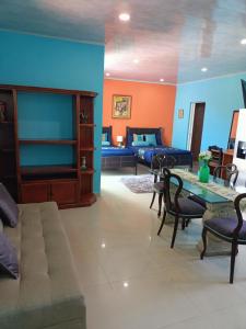 巴亚尔塔港Casa las Flores的客厅配有沙发和桌子