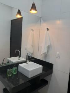 圣若昂-巴蒂斯塔-杜格罗里亚Pousada Lobo Guará的浴室设有2个水槽和镜子
