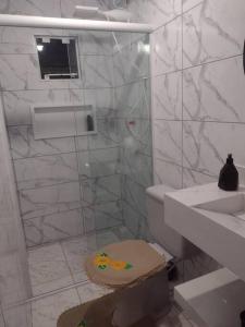 南圣弗朗西斯科casa aconchegante em Ubatuba的带淋浴、卫生间和盥洗盆的浴室