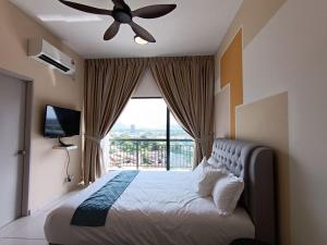 怡保The Horizon Ipoh Dual L13 by Grab A Stay的一间卧室配有一张带吊扇和窗户的床。