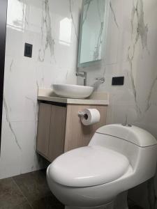 PallatangaLAS TOLAS HOTEL-RESTAURANTE的浴室配有白色卫生间和盥洗盆。