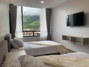 PallatangaLAS TOLAS HOTEL-RESTAURANTE的酒店客房设有两张床和电视。