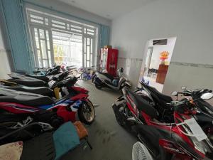 Bạc LiêuNhà Nghĩ Cao Thắng的一排摩托车停在一个房间里