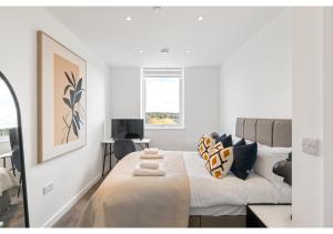 贝肯翰姆Sophisticated Living: 1-BR Flat in Beckenham的白色卧室配有床和沙发