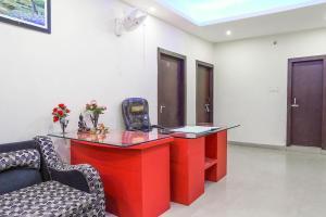兰奇Flagship Aashirwad Guest House的红色的桌子和椅子放在房间里
