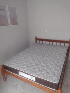 南圣弗朗西斯科casa aconchegante em Ubatuba的一张带床垫的睡床