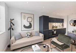 贝肯翰姆Cosmopolitan Living: Upscale 1BR Gem in Beckenham的带沙发的客厅和厨房