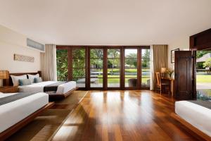 克罗柏坎Villa Amita by Nakula的酒店客房配有两张床和一张书桌