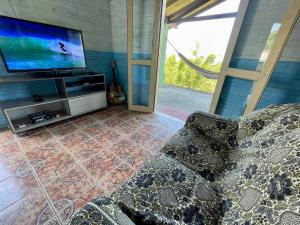 加罗帕巴SURFWAYS的客厅配有2把椅子和平面电视