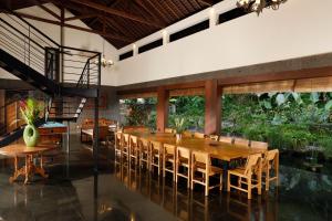 克罗柏坎Villa Amita by Nakula的用餐室配有大型木桌和椅子