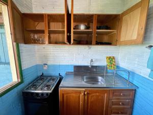 加罗帕巴SURFWAYS的小厨房配有炉灶和水槽