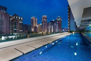 台中市台中千禧酒店的一座城市天际线建筑屋顶上的游泳池