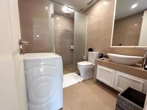 三亚三亚丽禾温德姆酒店(首日免费迷你吧+旅拍)的一间带卫生间和水槽的浴室