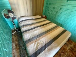 加罗帕巴SURFWAYS的风扇客房的一张床位