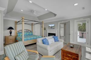 棕榈岛910 Ocean Boulevard的客厅配有沙发和1张床